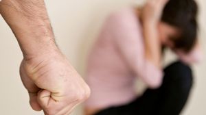 Înfiorător! Un tată și-a bătut cu bestialitate propria fiică, după care i-a dat foc. Motivul este halucinant