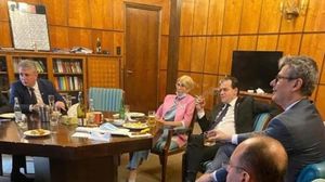  FOTO Ludovic Orban, surprins la țigară alături de miniștri