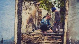 El este Gabriel, băiatul care a plâns după ce adidașii cei noi i-au ars într-un incendiu! Imagini copleșitoare
