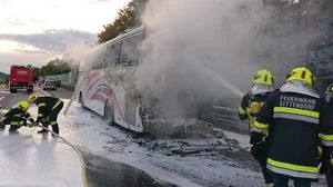 Autocar plin cu români, cuprins de flăcări pe autostradă! Accidentul s-a produs în Austria
