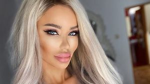 Bianca Drăgușanu, ipostază demnă de filmele pentru adulți. Întinsă pe podea și fără haine, vedeta a încins Internetul