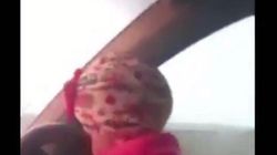 Imagini șocante! Bebeluș filmat la volanul unei mașini. Inconștiența tatălui s-ar fi putut termina într-o tragedie
