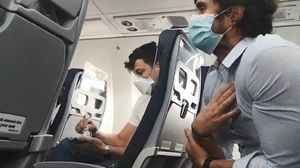 Scandal în avion între un medic și un român. Refuza să poarte mască Scandal în avion între un medic și un român. Refuza să poarte mască