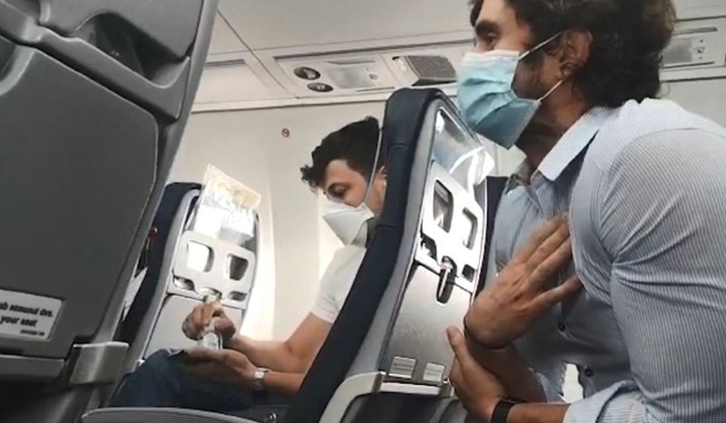 Scandal în avion între un medic și un român. Refuza să poarte mască Scandal în avion între un medic și un român. Refuza să poarte mască