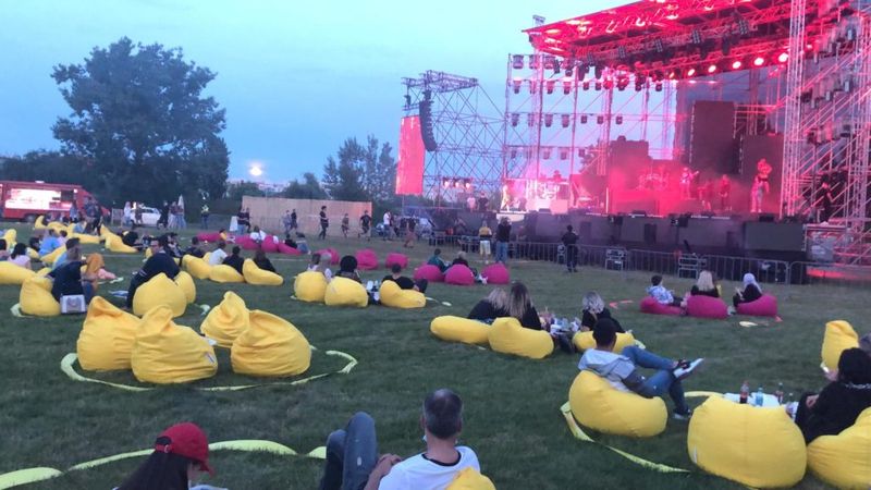 Moment de teroare pentru Delia. Au luat foc chiar în timpul concertului în aer liber. Cum a fost posibil?
