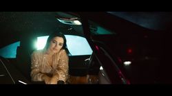 Carmen de la Sălciua se reinventează și nu încetează să-și surprindă fanii: „Cât de naivă mă crezi”! Cântăreața apare în ipostaze HOT în bolidul de lux al lui Alex Bodi