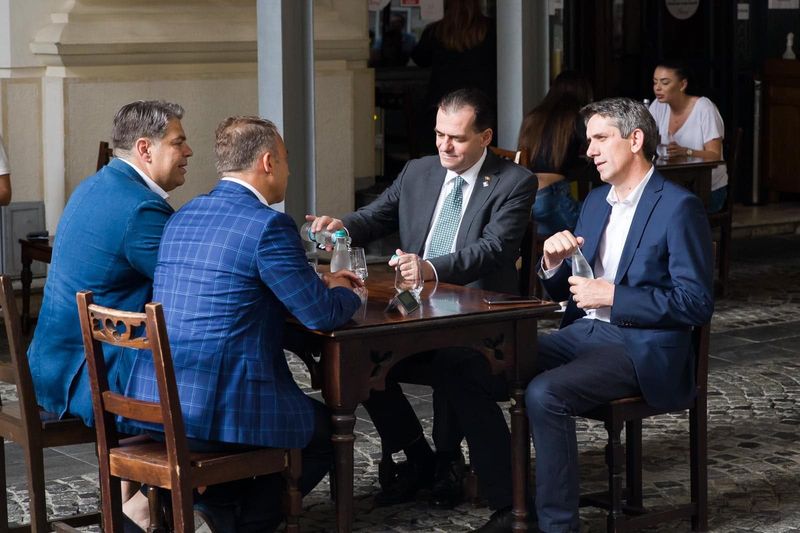 VIDEO | Ludovic Orban, surprins la terasă &icirc;n Centru Vechi: &bdquo;M-a invitat un prieten&rdquo;