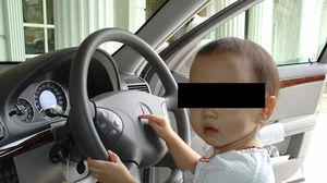 Un copil de trei ani s-a urcat la volanul mașinii și a lovit-o pe mama