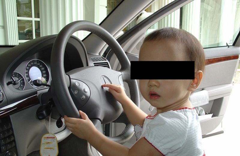 Un copil de trei ani s-a urcat la volanul mașinii și a lovit-o pe mama