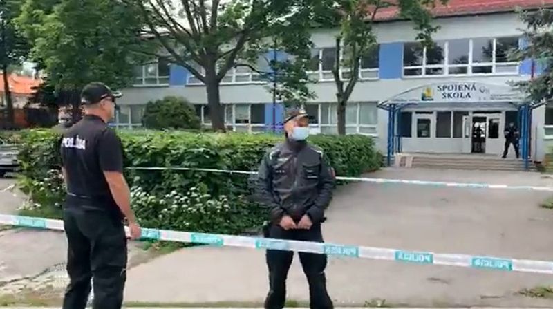 Un tânăr a înjunghiat cinci persoane și l-a ucis pe directorul adjunct