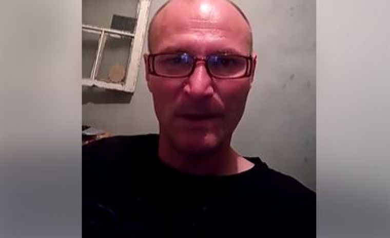 Copilă de 17 ani, incendiată cu benzină de un bărbat condamnat pentru cinci crime și eliberat condiționat! Individul are 45 de ani și a agățat-o pe net