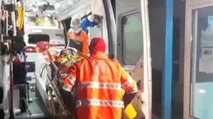 Copilă de 17 ani, incendiată cu benzină de un bărbat condamnat pentru cinci crime și eliberat condiționate! Individul are 45 de ani și a agățat-o pe net
