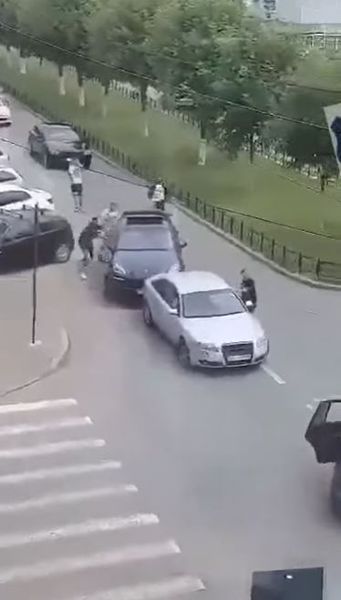 Bătaie cu arme albe &icirc;n trafic. Interlopii din Craiova au devastat tot