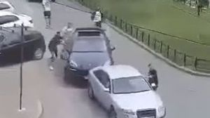 Bătaie cu arme albe în trafic. Interlopii din Craiova au devastat tot