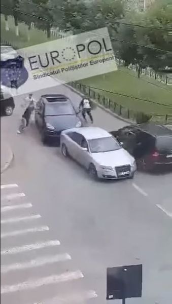 Bătaie cu arme albe &icirc;n trafic. Interlopii din Craiova au devastat tot