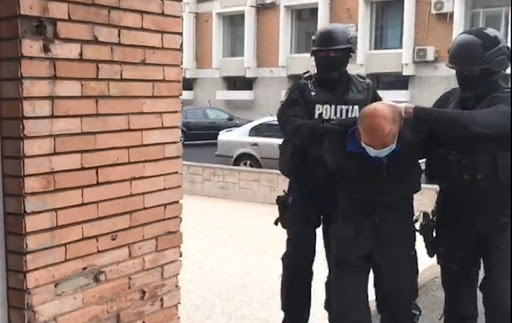 Bărbatul care a incendiat o fată de 17 ani, arestat preventiv 