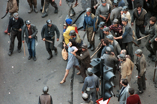 Casa lui Ion Iliescu, luată cu asalt. S-a trezit cu mineri și coroane la ușă