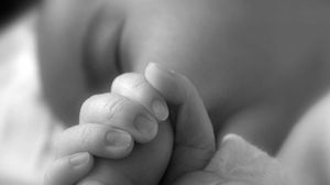 Bebelușul din Galați torturat de tatăl său, se luptă să trăiască