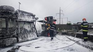 Pericol de explozie pe A1. O cisternă cu combustibil s-a răsturnat