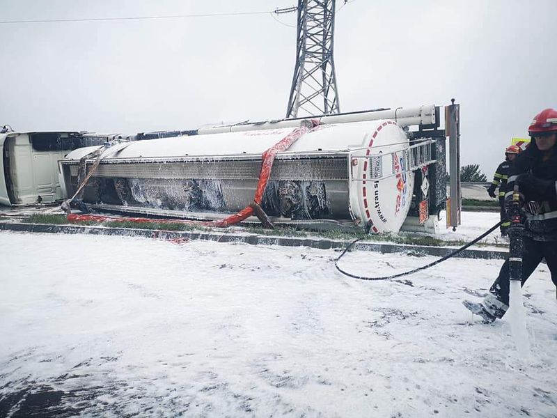 Pericol de explozie pe A1. O cisternă cu combustibil s-a răsturnat
