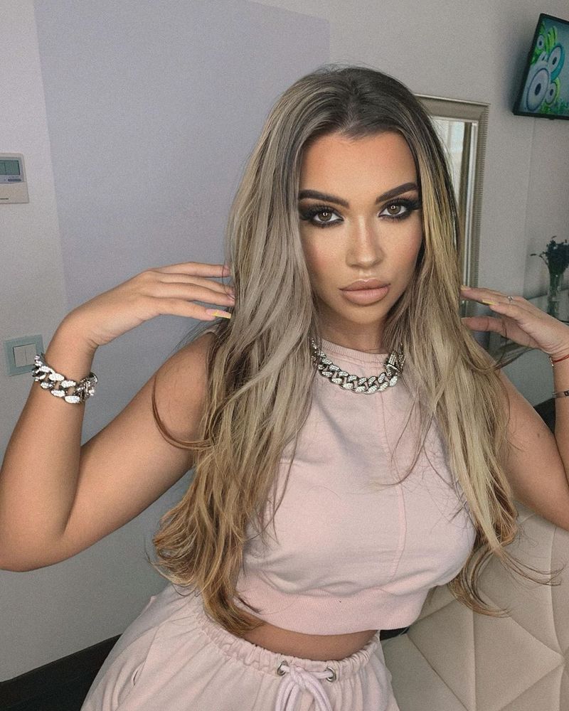 Andra Volos, schimbarea de look care i-a șocat pe fani