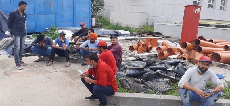 Peste 40 de muncitori indieni protestează pe șantierul din municipiul Ploiești