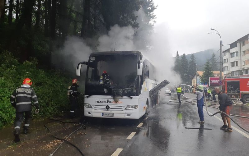 Accident teribil pe DN! Autocar cu 46 de pasageri în flăcări 