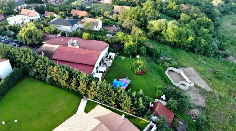 Rareș Bogdan &icirc;ncalcă restricțiile stării de alertă. Parlamentarul a sărbătorit aniversarea fiicei cu 100 de oamenii la un restaurant din Cluj. Imagini incredibile surprinse cu drona