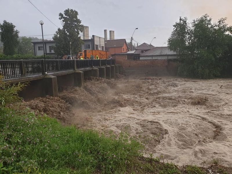 Cod portocaliu de vijelii, ploi și grindină! Furtunile fac ravagii în Româniaijelii, ploi și grindină! Furtunile fac ravagii în România
