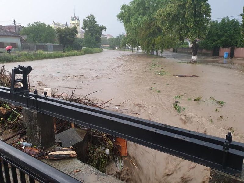 Cod portocaliu de vijelii, ploi și grindină! Furtunile fac ravagii în România
