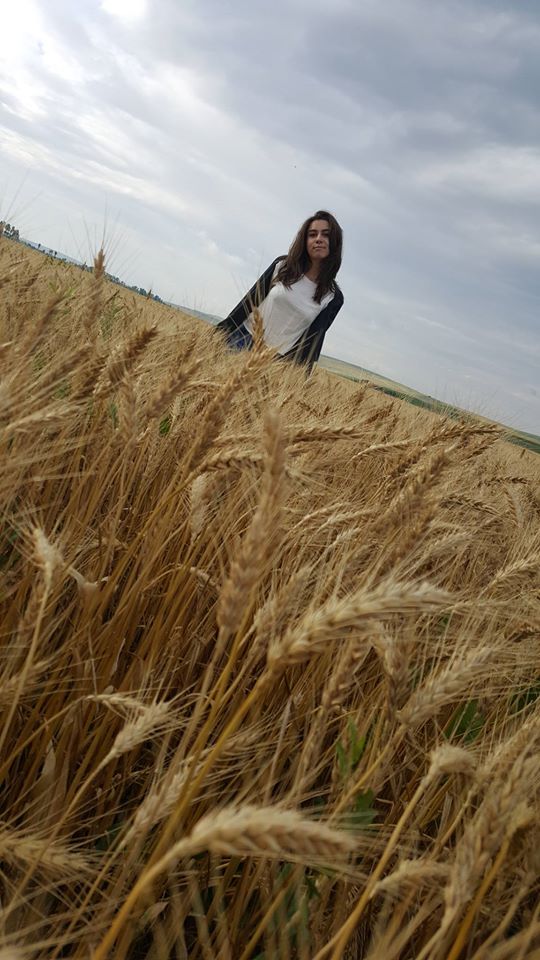 Cine e fata de la țară cu 10 pe linie în toți anii de liceu. „Nu am fost niciodată „un şoarece de bibliotecă” Cine e fata de la țară cu 10 pe linie în toți anii de liceu. „Nu am fost niciodată „un şoarece de bibliotecă”