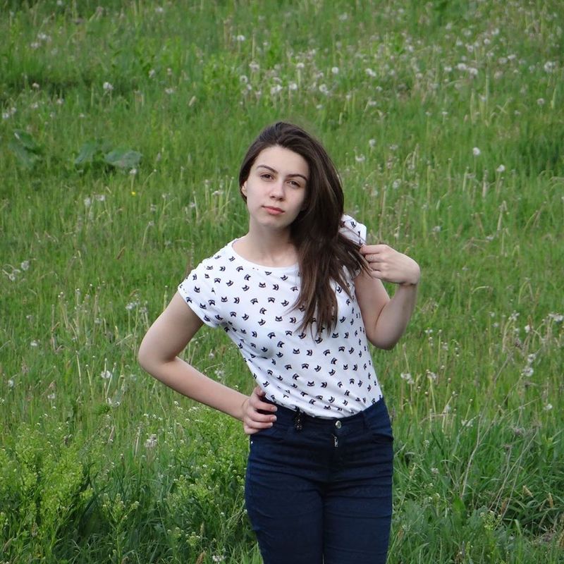 Cine e fata de la țară cu 10 pe linie în toți anii de liceu. „Nu am fost niciodată „un şoarece de bibliotecă” Cine e fata de la țară cu 10 pe linie în toți anii de liceu. „Nu am fost niciodată „un şoarece de bibliotecă”