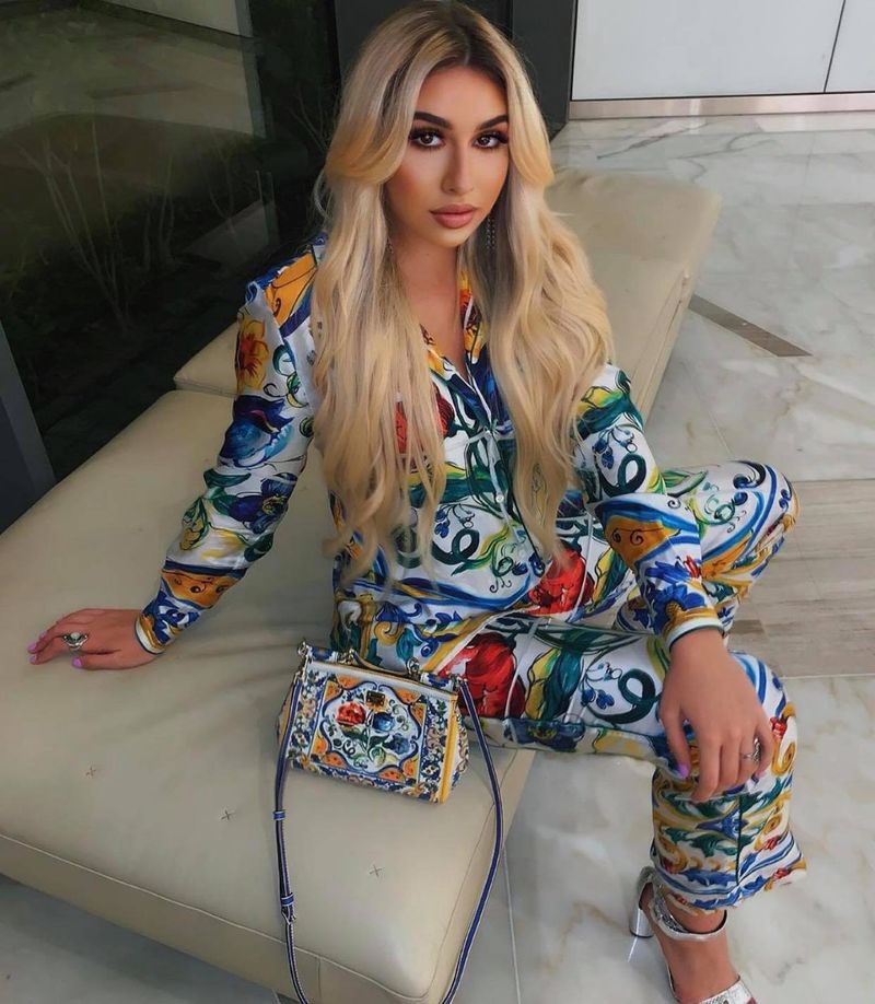 Sarah Dumitrescu, fiica Anamariei Prodan, în ipostaze demne de coperta unei reviste
