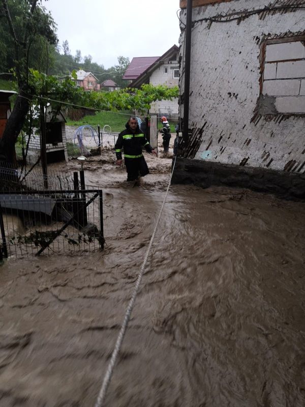  Povestea lui Ciprian, pompierul-erou care salvat doi copii din potopul de la Rodna. &quot;Ieșise dintr-o tură de 24 de ore. A fost trezit din somn de către comandantul unității&quot;