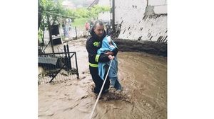 Povestea lui Ciprian, pompierul-erou care salvat doi copii din potopul de la Rodna. "Ieșise dintr-o tură de 24 de ore. A fost trezit din somn de către comandantul unității"