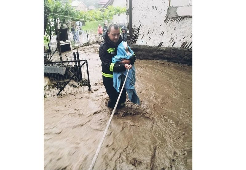  Povestea lui Ciprian, pompierul-erou care salvat doi copii din potopul de la Rodna. &quot;Ieșise dintr-o tură de 24 de ore. A fost trezit din somn de către comandantul unității&quot;