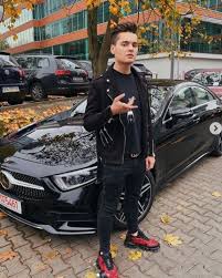 Selly face spectacol la ultima probă de BAC 2020. Vloggerul și-a vândut bolidul de 70.000 de euro. Cu ce mașină a venit la ultima probă a Bacalaureatului „Nu mă mai întorc la CLS”