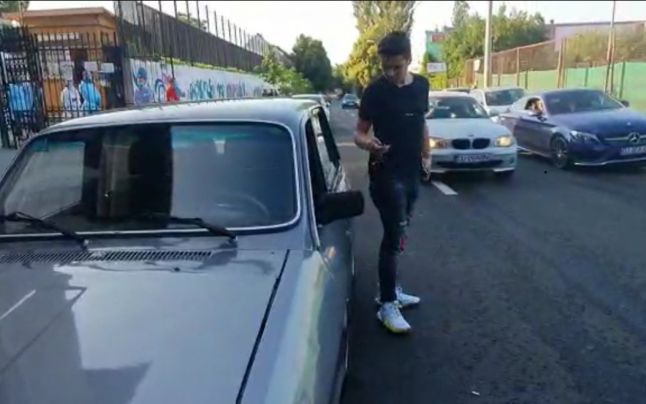 Cristian Tudor Popescu, ironizat de Selly înaintea probei de BAC: „Dacia este mijlocul dumnealui de transport preferat şi am zis s-o încerc şi eu”