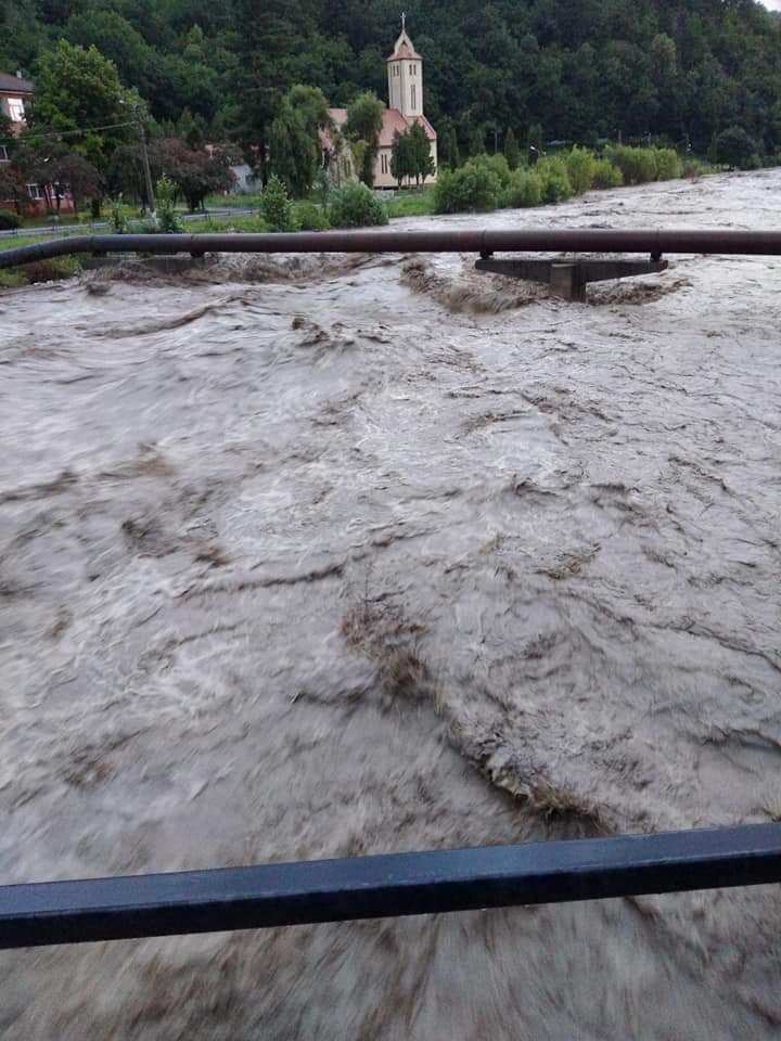 Inundaţii în 36 de localităţi din 18 judeţe! Peste 160 de persoane au fost evacuate din zonele instabile