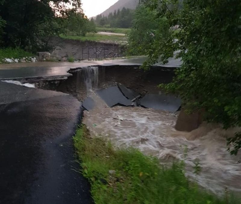Inundaţii în 36 de localităţi din 18 judeţe! Peste 160 de persoane au fost evacuate din zonele instabile