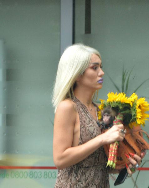 Margherita șochează din nou. Cum și-a scos la plimbare maimuța de companie