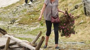 O turistă a luat de pe munte o tufă de bujor: Tufele distruse de biped