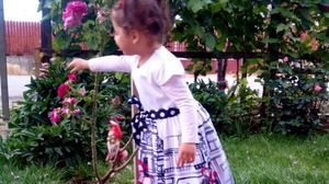 Evelin, o fetiță de trei ani a fost diagnosticată cu o boală al cărei leac nu se găsește în România. Părinții sunt disperați: „Vă implorăm, deschideți ochii...”