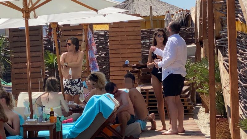 Cristina Mihaela și noul bărbat din viața ei, la plajă! 