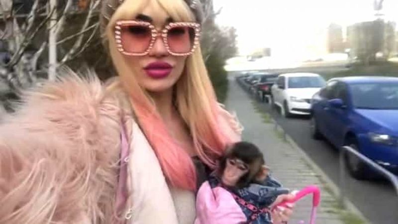 Margherita de la Clejani și-a vopsit părul roz. Imagini de senzație cu fata Clejanilor VIDEO