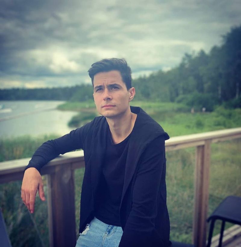 Tânăr din Iaşi, însoţitor de bord, găsit spânzurat într-o pădure! Motivul pentru care și-ar fi pus capăt zilelor 