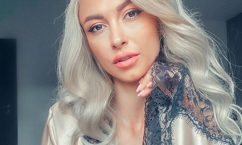 Andreea Bălan, fotografiată cu sticla în mână la prima oră a dimineții: „Eu beau...”