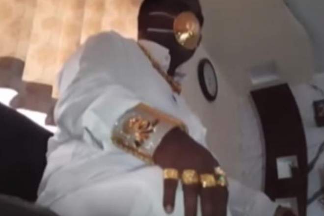 Aroganță fără margini! Un indian se apără de coronavirus cu o mască de aur. „Oamenii îmi cer să fac selfie cu ei&quot;