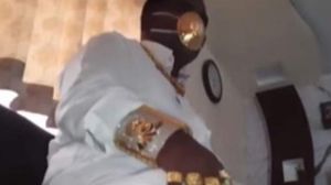 Aroganță fără margini! Un indian se apără de coronavirus cu o mască de aur. „Oamenii îmi cer să fac selfie cu ei"