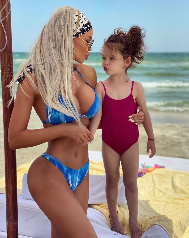 Bianca Drăgușanu și fetița ei s-au relaxat la malul mării. Cum s-au fotografiat cele două. Sofia a moștenit frumusețea părinților săi
